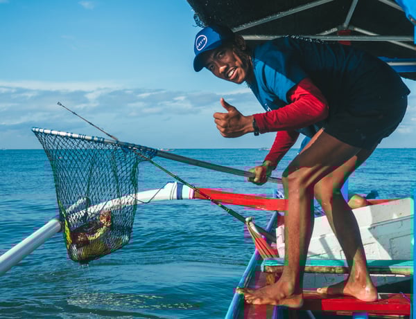 CORRIERE DELLA SERA | Giornata mondiale degli oceani: cos'è «la pesca dei rifiuti» e perché il nostro futuro è nelle mani dei pescatori